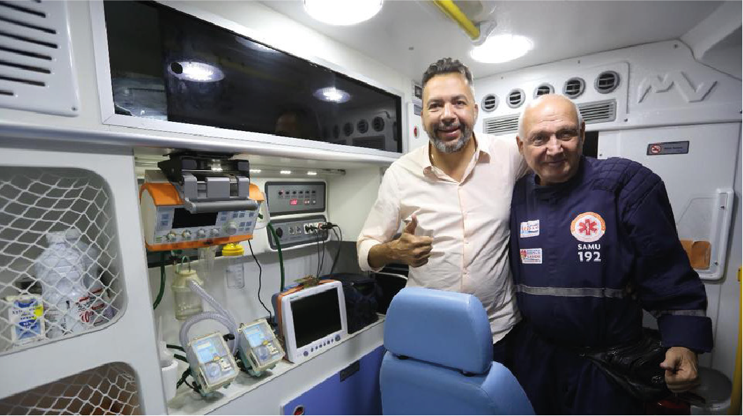 Márcio Canella está abraçado com um homem fardado com a roupa do SAMU.